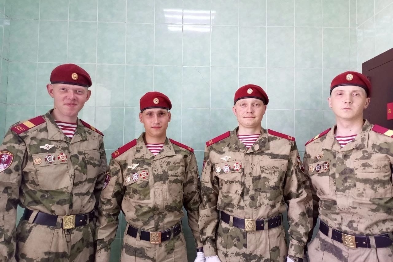 Со своими сослуживцами