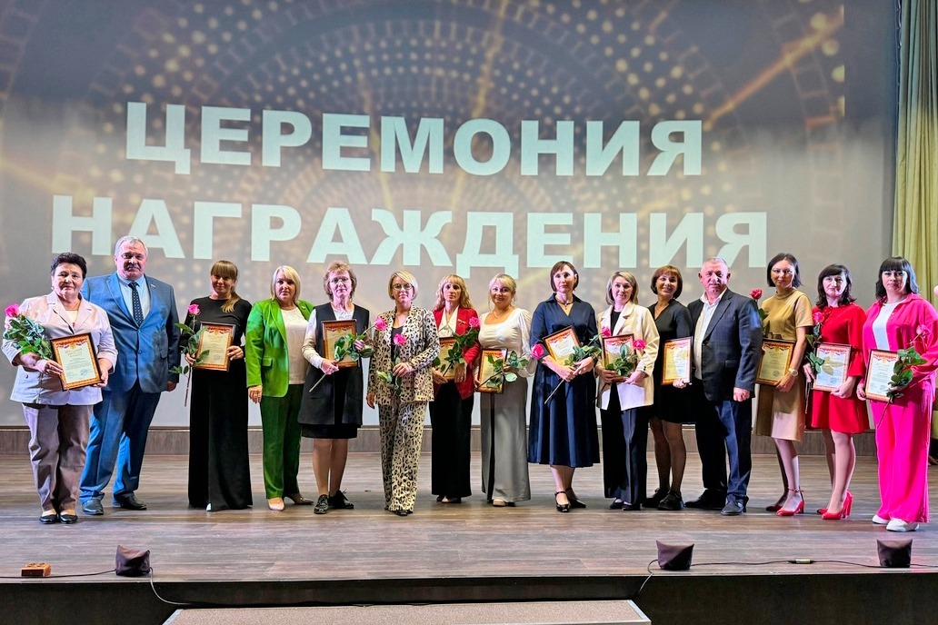 Почётные грамоты и благодарственные письма получили десятки рассказовских педагогов