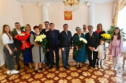 Максим Егоров поздравил супругов-юбиляров с золотой и бриллиантовой свадьбой