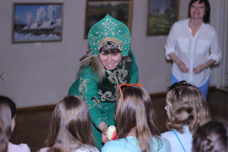 Ольга Герасимова проводит конкурсно-игровую программу для школьников