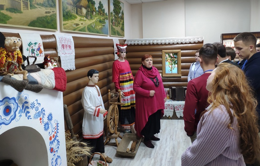Светлана Афонина знакомит юных  посетителей музея с историей родного края