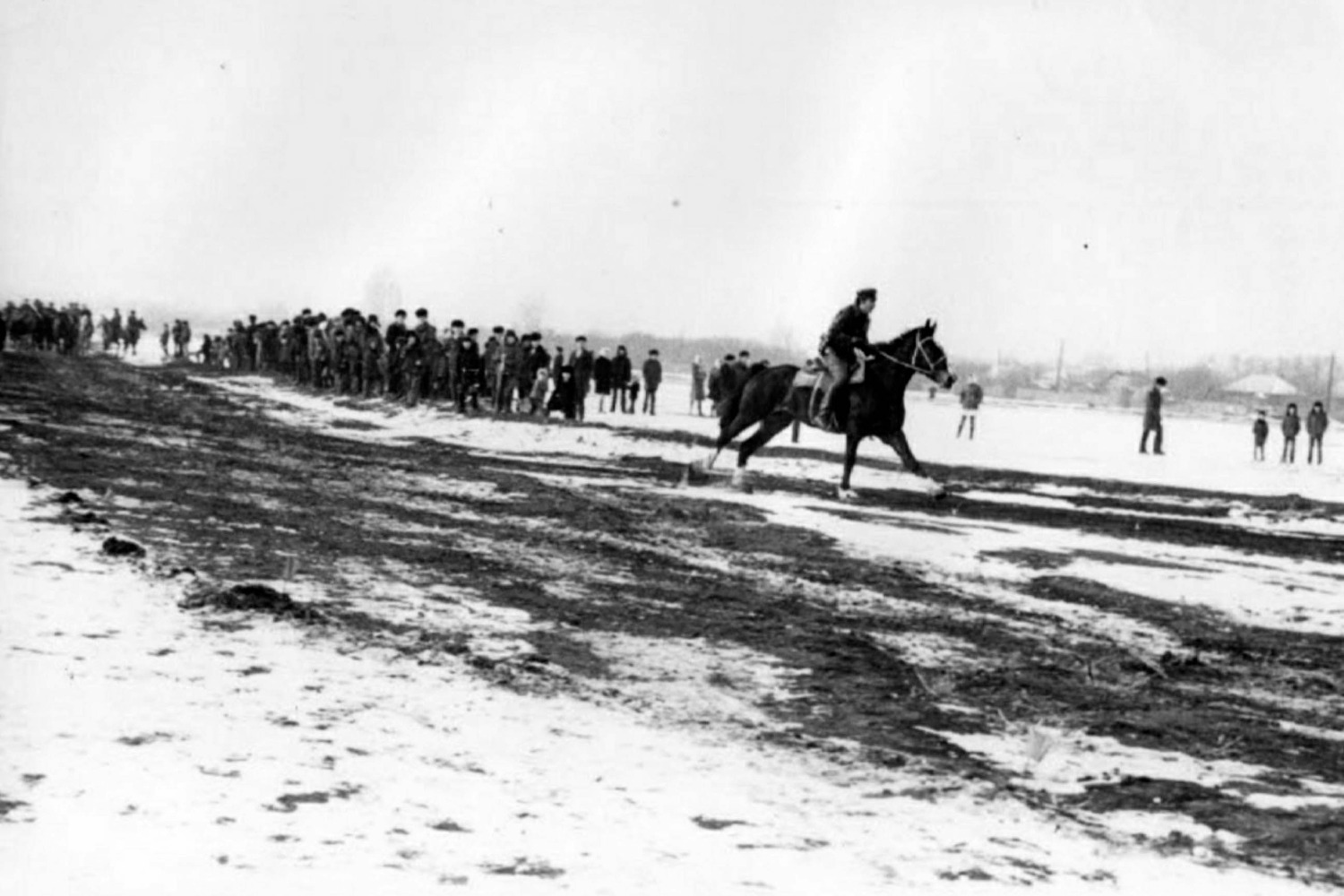 Племзавод «Арженка» представил на праздничную демонстрацию, по случаю очередной годовщины Октябрьской революции, отряд красноармейцев, 70-е годы XX века