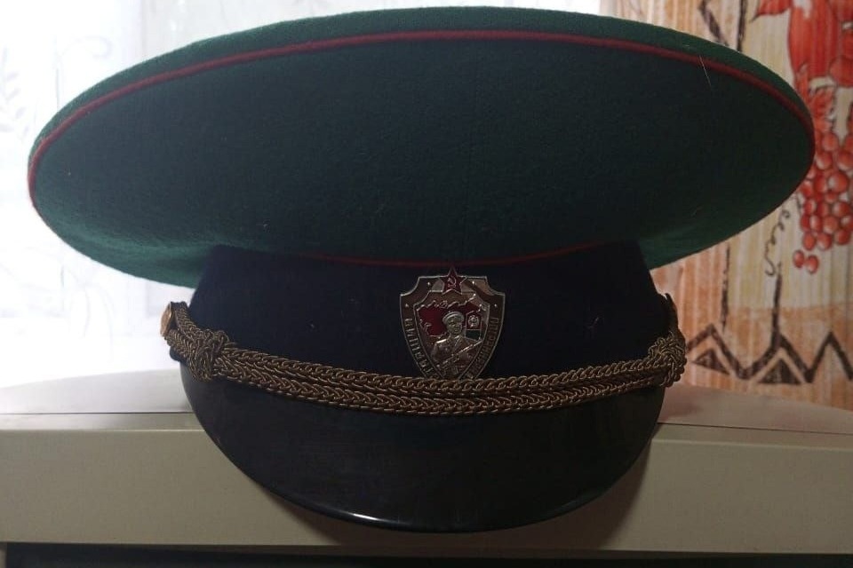 Папина фуражка ждёт будущего пограничника Серёжу С. Может быть, потом её будут с честью носить уже его дети и внуки   
