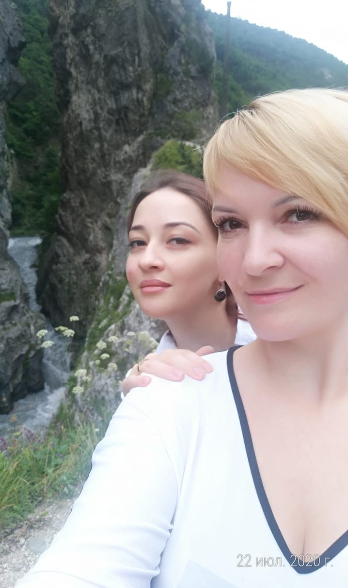 Средняя и младшая дочери — Александра и Диана