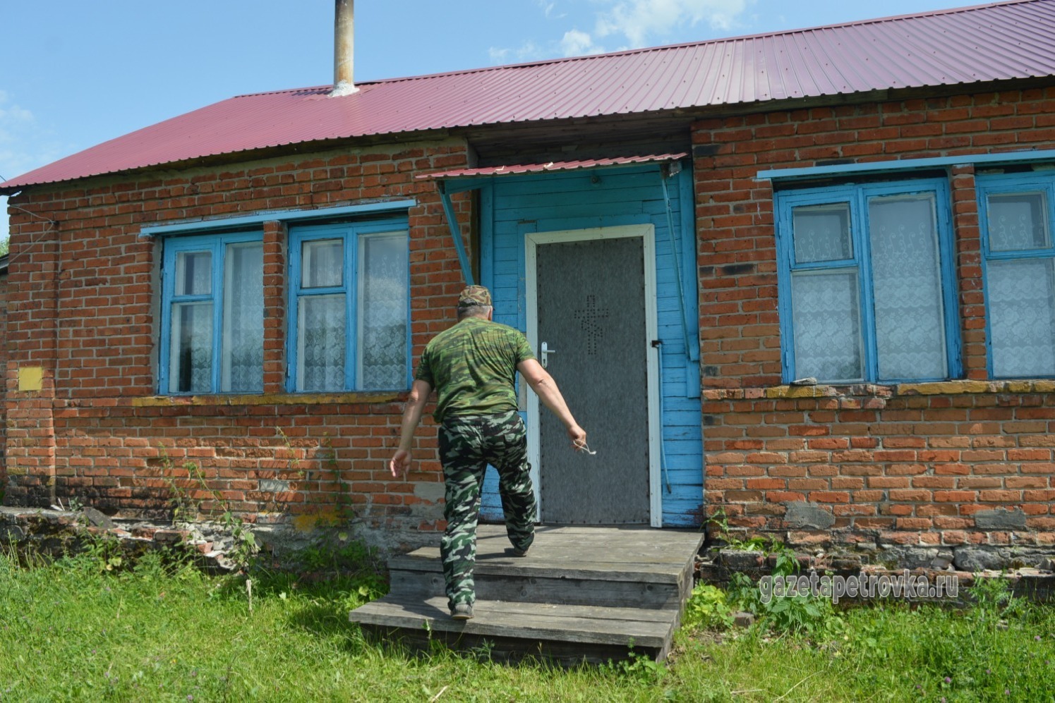 Вячеслав Дубровский показывает отреставрированный сельский клуб для собраний казаков