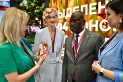 Делегации Кот-д'Ивуара на ПМЭФ подарили тамбовскую неваляшку
