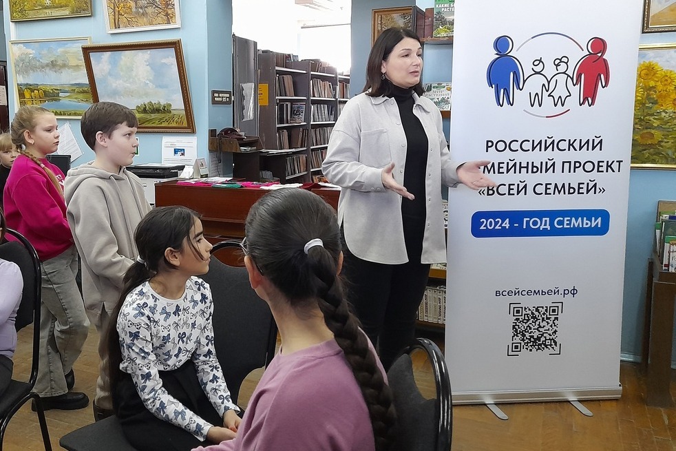 Участников мероприятия приветствует и.о. первого заместителя главы администрации города Ольга Горелкина
