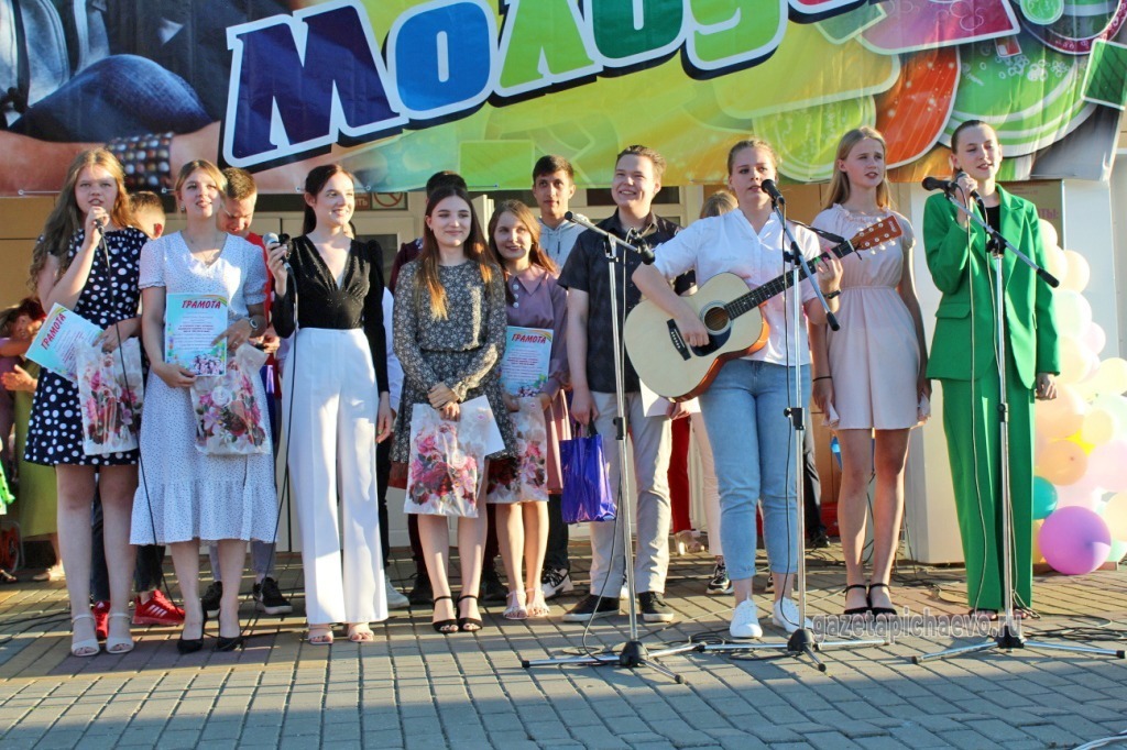 Одарённые выпускники исполнили под гитару песню «Детство»