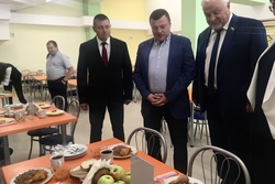 Александр Никитин проверил, как организовано питание в новой школе Мичуринска