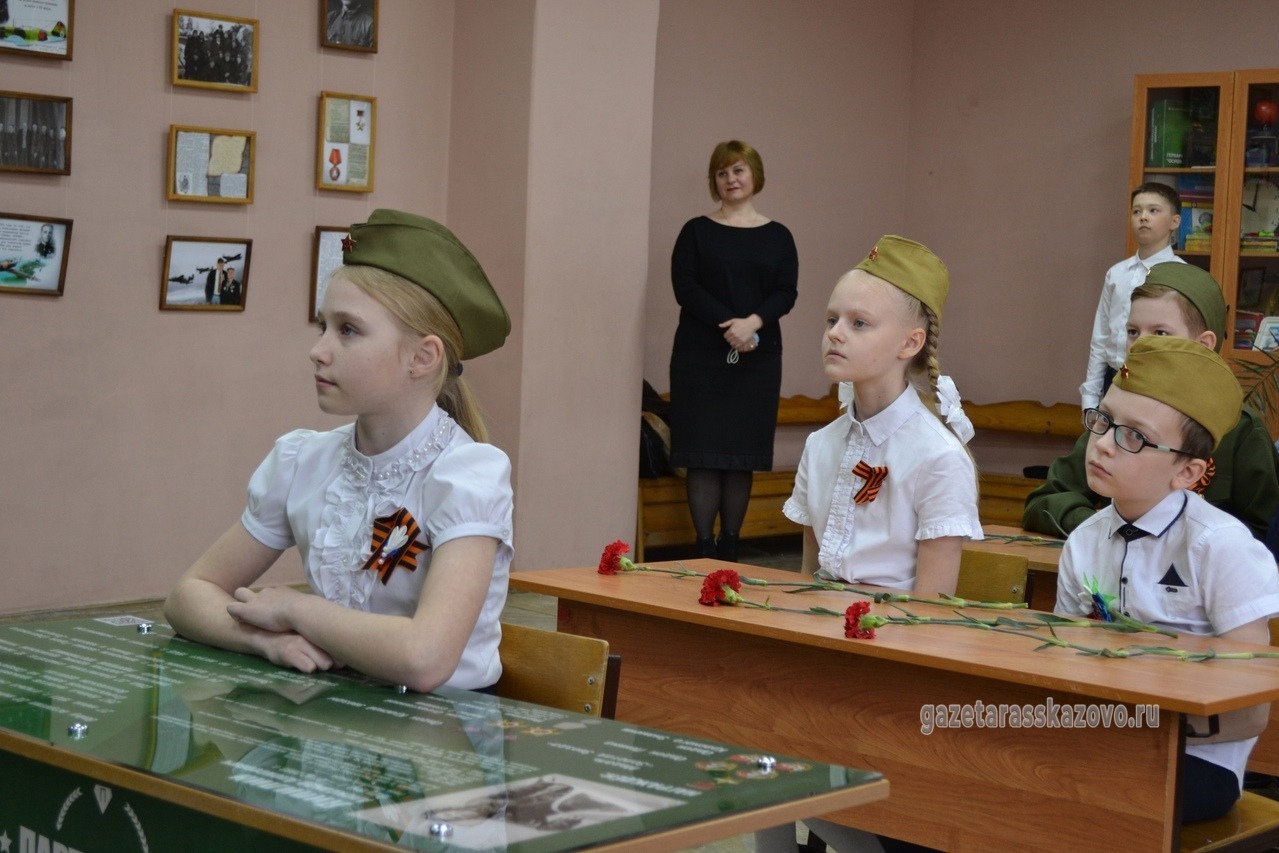 За Партой Героя Советского Союза сидят лучшие ученики класса