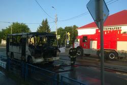 В центре Моршанска полностью сгорел пассажирский автобус