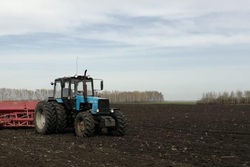 В Тамбовской области сельхозрабочего задавило сеялкой трактора