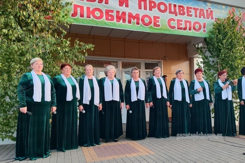 Выступает хор ветеранов