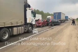 На трассе Р-22 «Каспий» фура смяла в гармошку пять легковушек