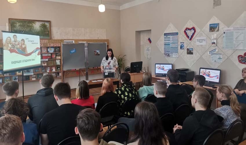 Елена Кулагина лополняет знания студентов о выборах