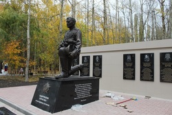 В посёлке Первомайский установили памятник Герою с веткой сирени в руках