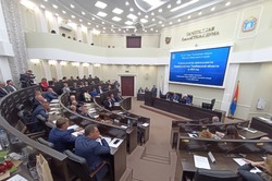 Максим Егоров отметил, что в регионе надо уделить особое внимание поддержке молодых семей