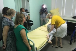 Соцработники сдали экзамен после обучения в «Школе родственного ухода»