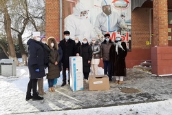 Депутаты-единороссы передали новогодние подарки в ковид-центр областной больницы