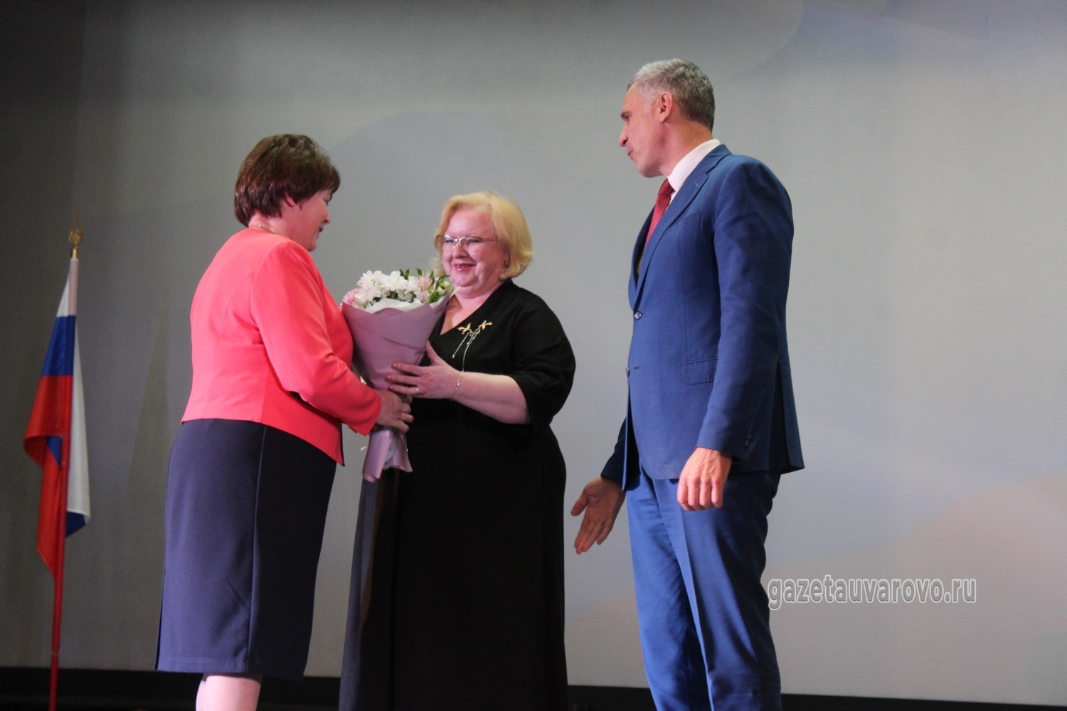Заслуженную награду вручают Надежде Милосердовой