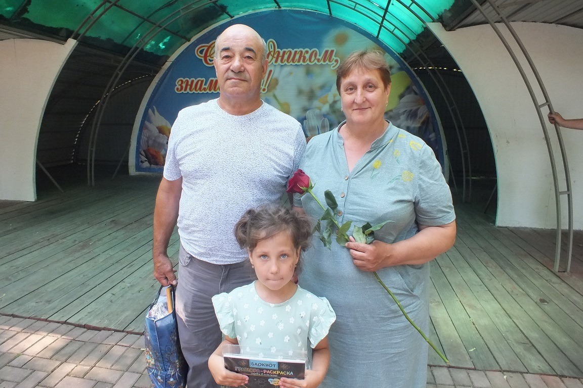 Юрий и Лариса Кузнецовы с внучкой – 30 лет вместе