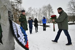 Максим Егоров возложил цветы в память о погибших участниках СВО