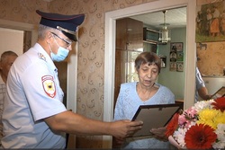 Полицейские вручили пенсионерке из Тамбова цветы за помощь в задержании мошенницы