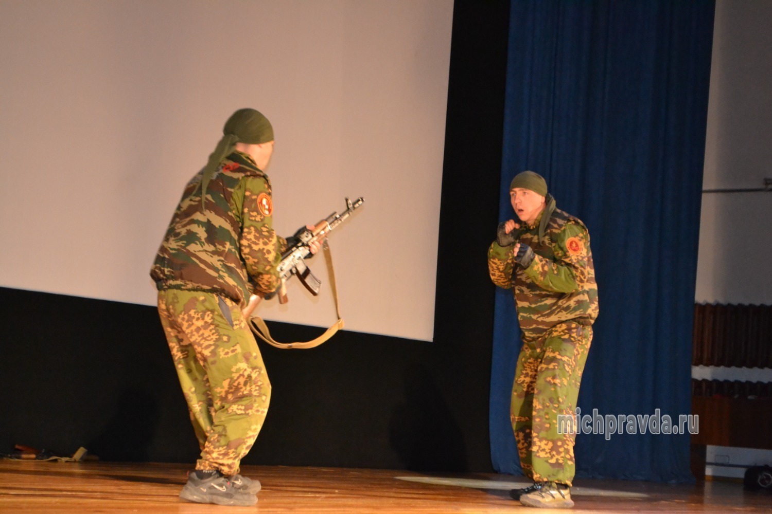 Группа военно-спортивного клуба «Дружина» демонстрирует свои навыки 
