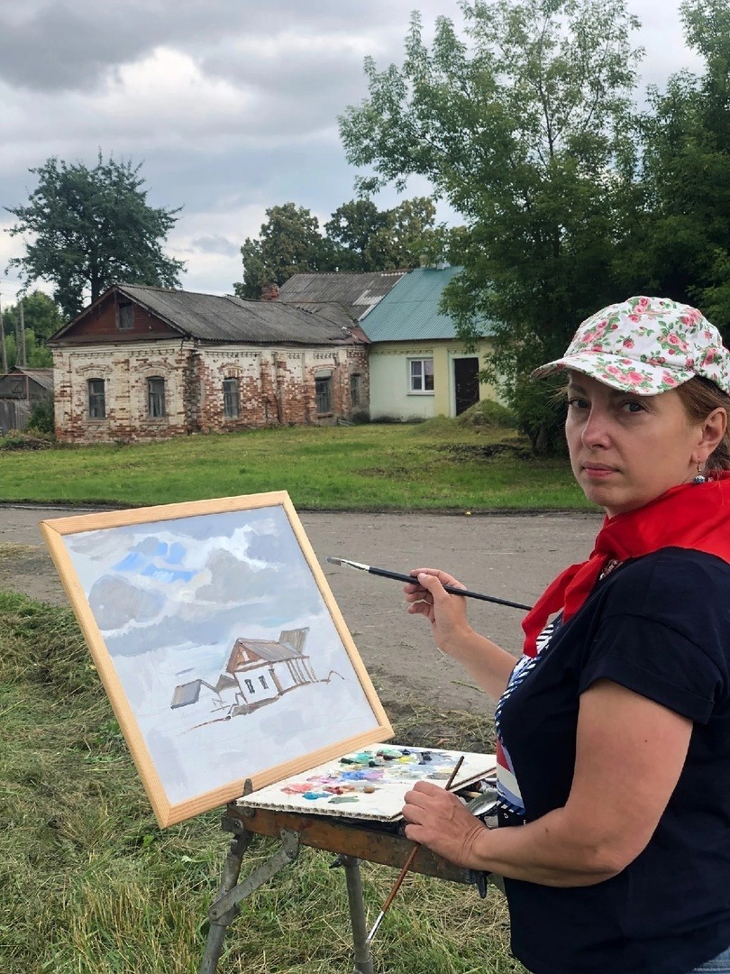 Елена Ланина возле здания бывшего детского сада в селе Ленинское
