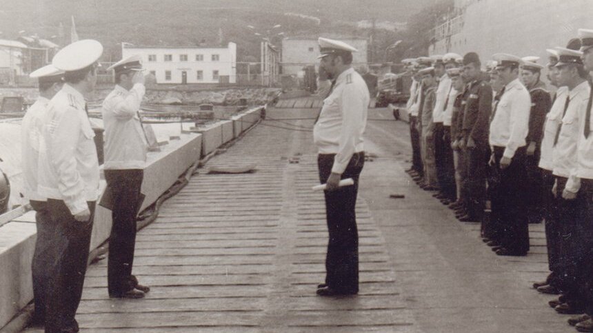 Подготовка АПЛ к походу. Александр Шишлов (в центре) докладывает командиру корабля о готовности экипажа. 80-е годы