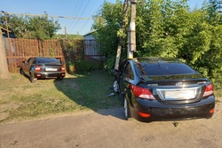В Рассказове «Приора» столкнулась с иномаркой и врезалась в забор: есть пострадавший