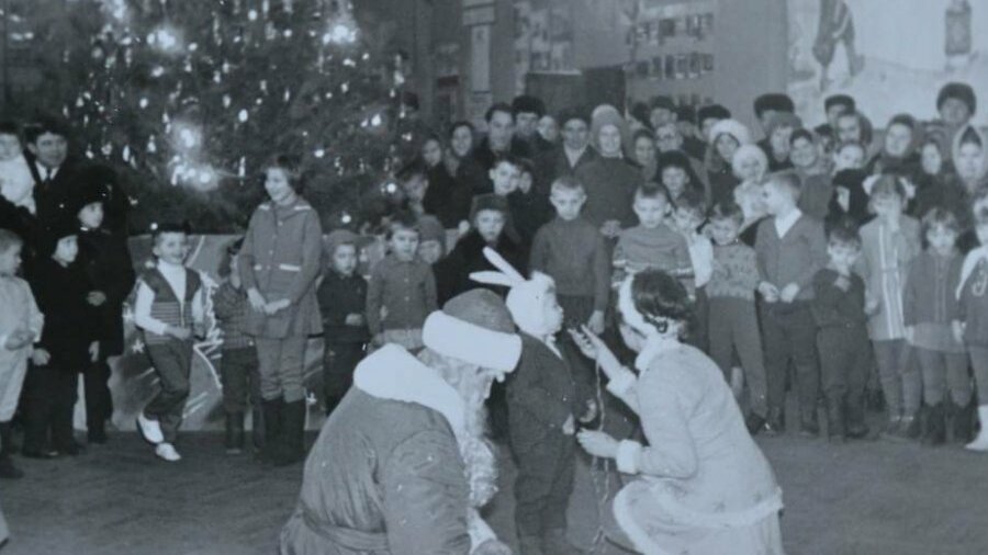 советские дети на елке. кремлевская елка 1937 год. новогоднее поздравление в разных странах. мальчики зайчики девочки снежинки. традиция наряжать елку на новый год.