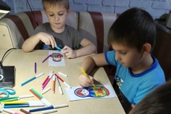 Братья из Мичуринска сделали новогодние талисманы для участников СВО
