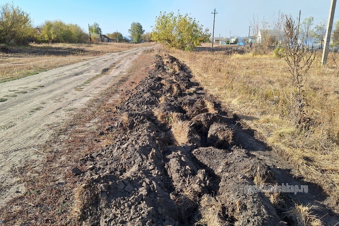 Трактора опахивали улицы во время пожара.