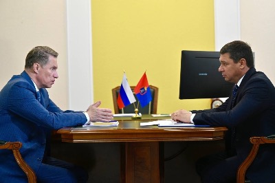 Неделя Евгения Первышова: от повышения зарплат бюджетникам до визита министра здравоохранения