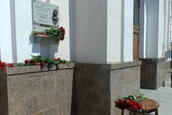 На здании железнодорожного вокзала в Тамбове открыли мемориальную доску Сергею Рахманинову