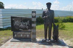 В селе Петровское открыли памятник пограничнику