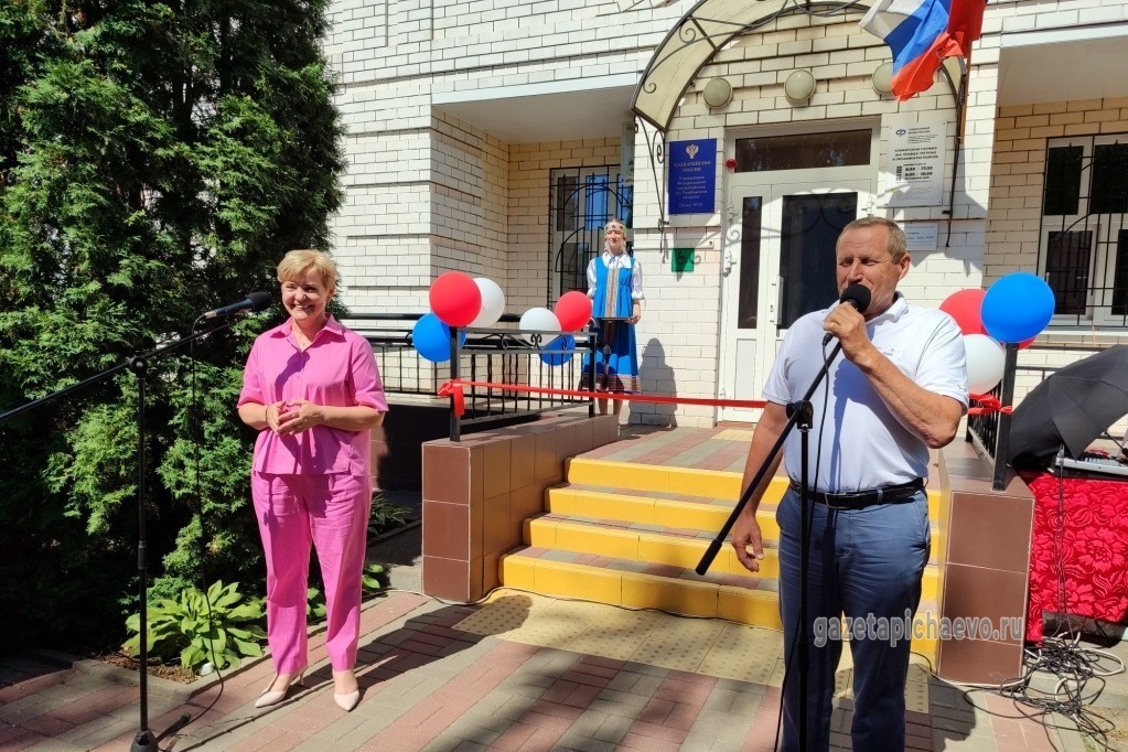 Присутствующих приветствуют Виктор Лазутин и Наталья Шабанова