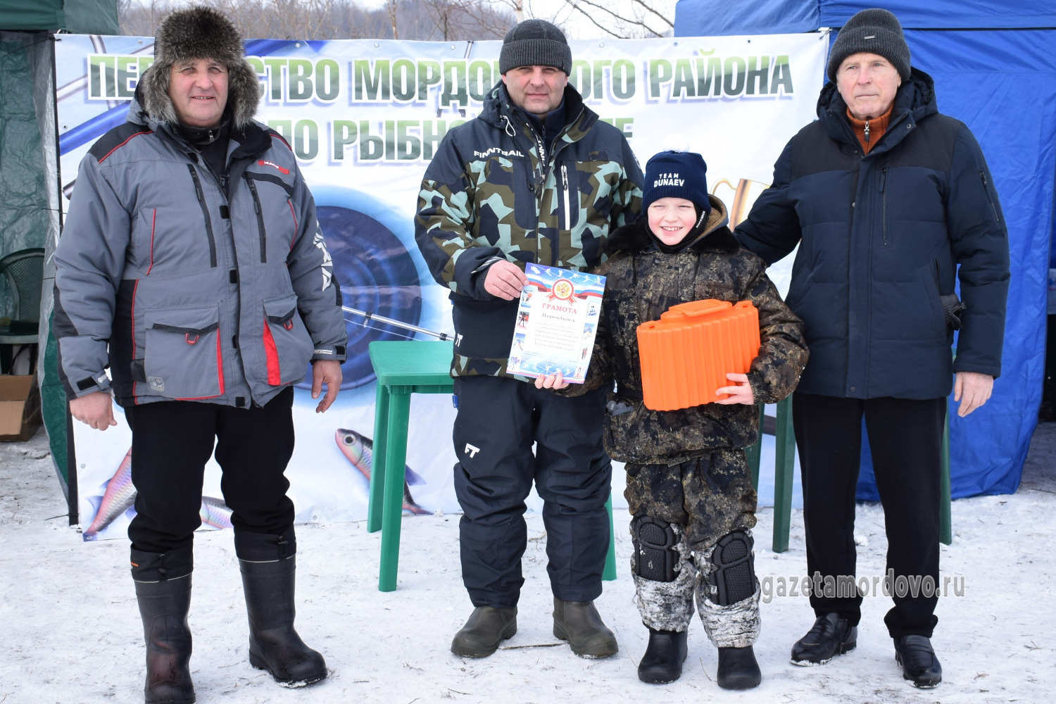 Самый юный участник соревнований Михаил Сидоров получает подарок