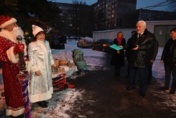 Депутаты областной Думы приехали с подарками к детям-сиротам и ветеранам