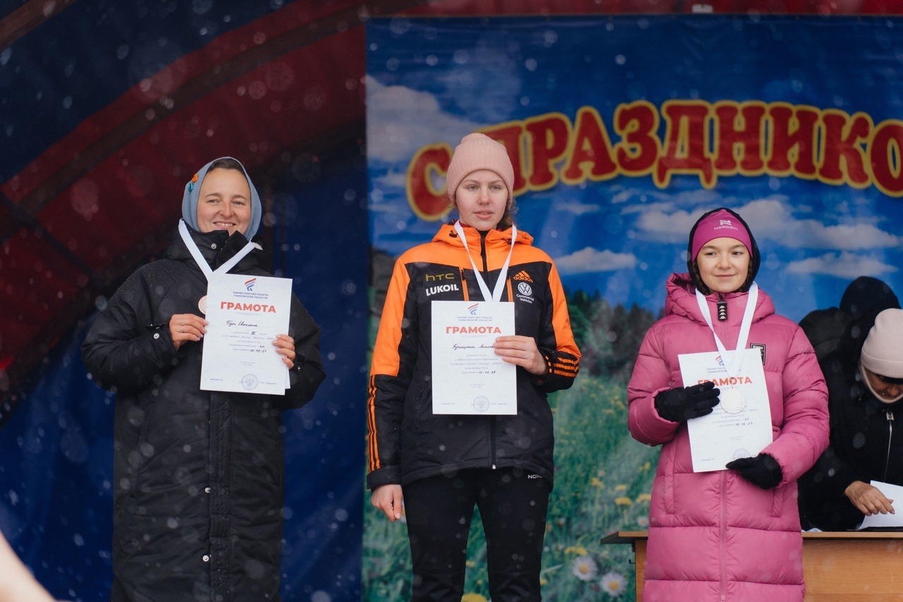 На пьедестале почёта среди победителей — Карина Петросян (крайняя справа)
