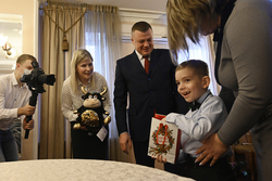 Губернатор Александр Никитин исполнил новогодние мечты детей с "Ёлки желаний"