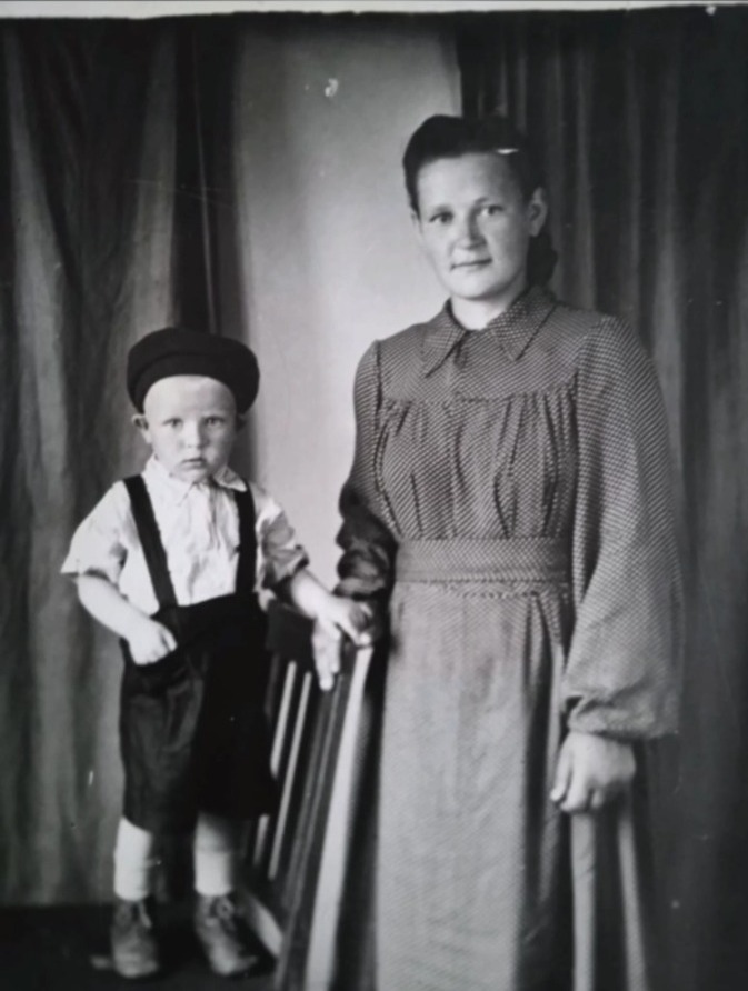 Владимир Александров в детстве с мамой