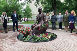 В Тамбове установили памятник из мрамора заслуженному учителю России Николаю Рябову