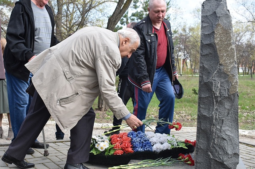 Возложение цветов к памятнику в парке Воинской славы