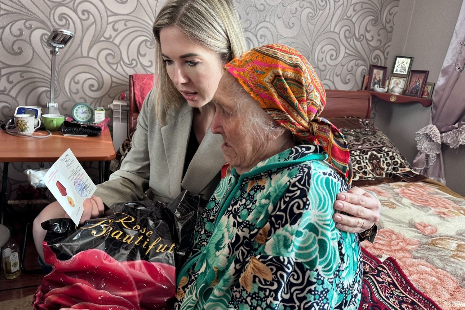 Труженица тыла Нина Ивановна Киселева получает юбилейную медаль