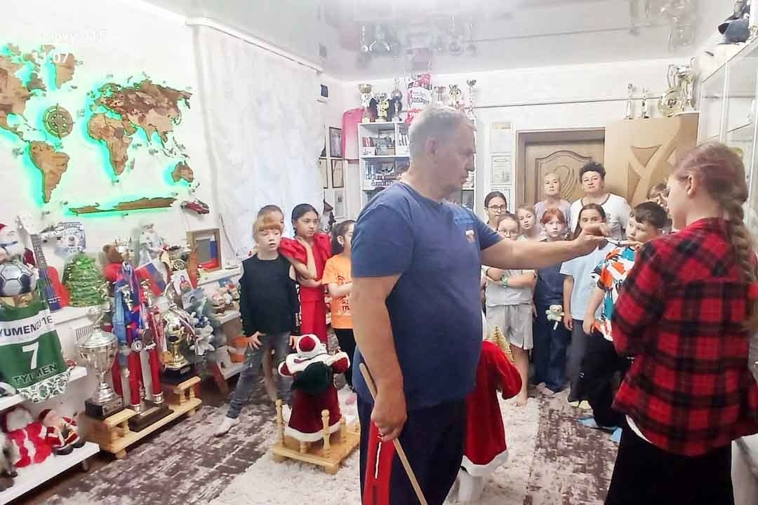 В Сосновке воспитанники лагеря устроили концерт для спортивного Деда Мороза 
