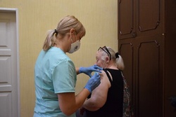 Тамбовских пенсионеров обязали пройти вакцинацию до 1 февраля 2022 года