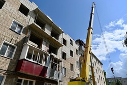 Евгений Первышов проверил, как восстанавливают разрушенную многоэтажку в Кирсанове