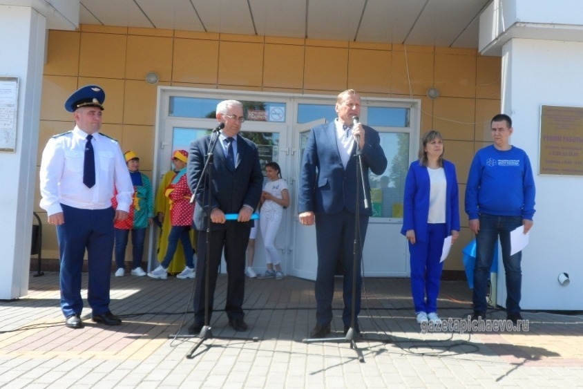 Глава района Виктор Лазутин поздравляет детей и их родителей с праздником
